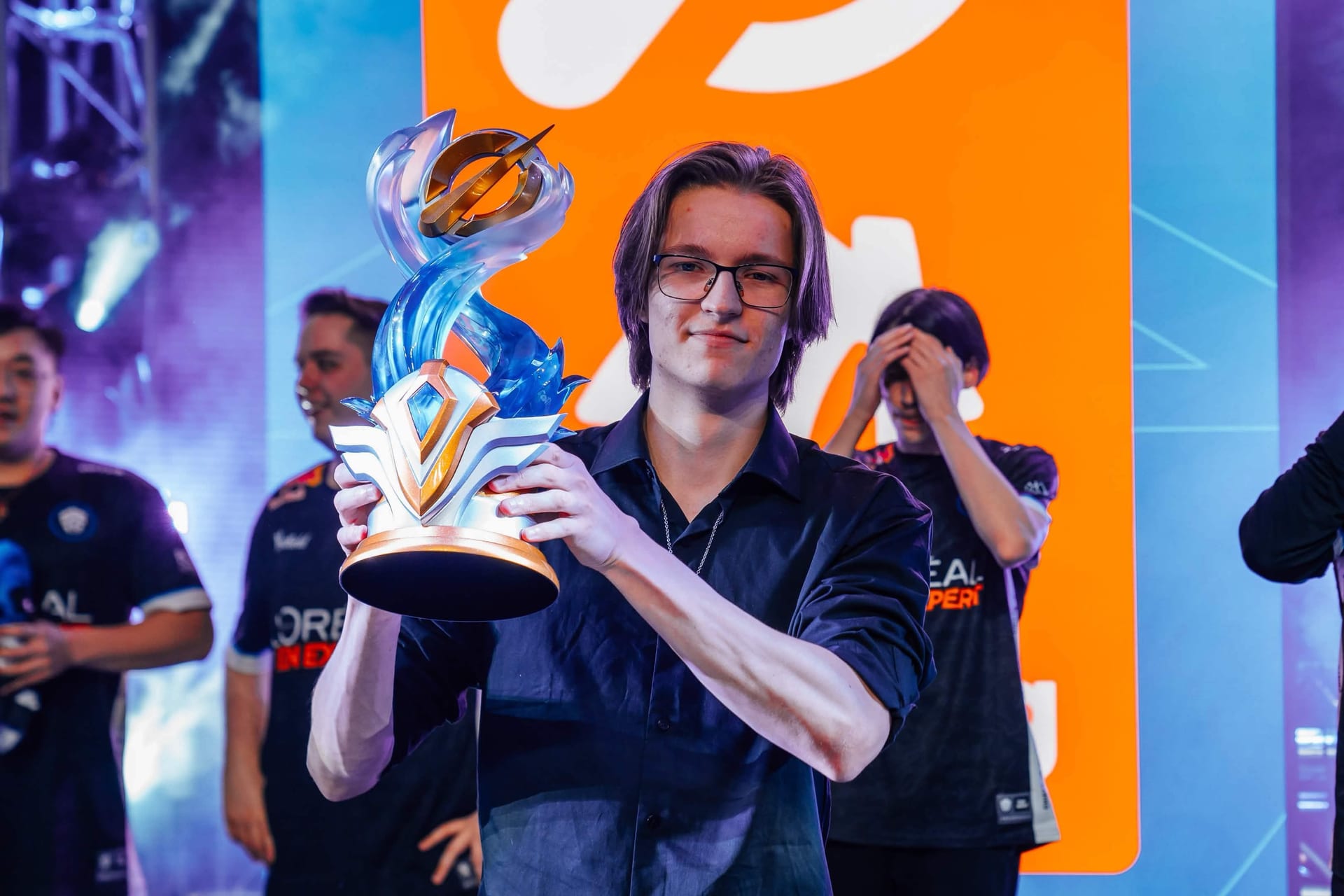 Chiefs Esports Club player lifting the LCO Oceania championship trophy