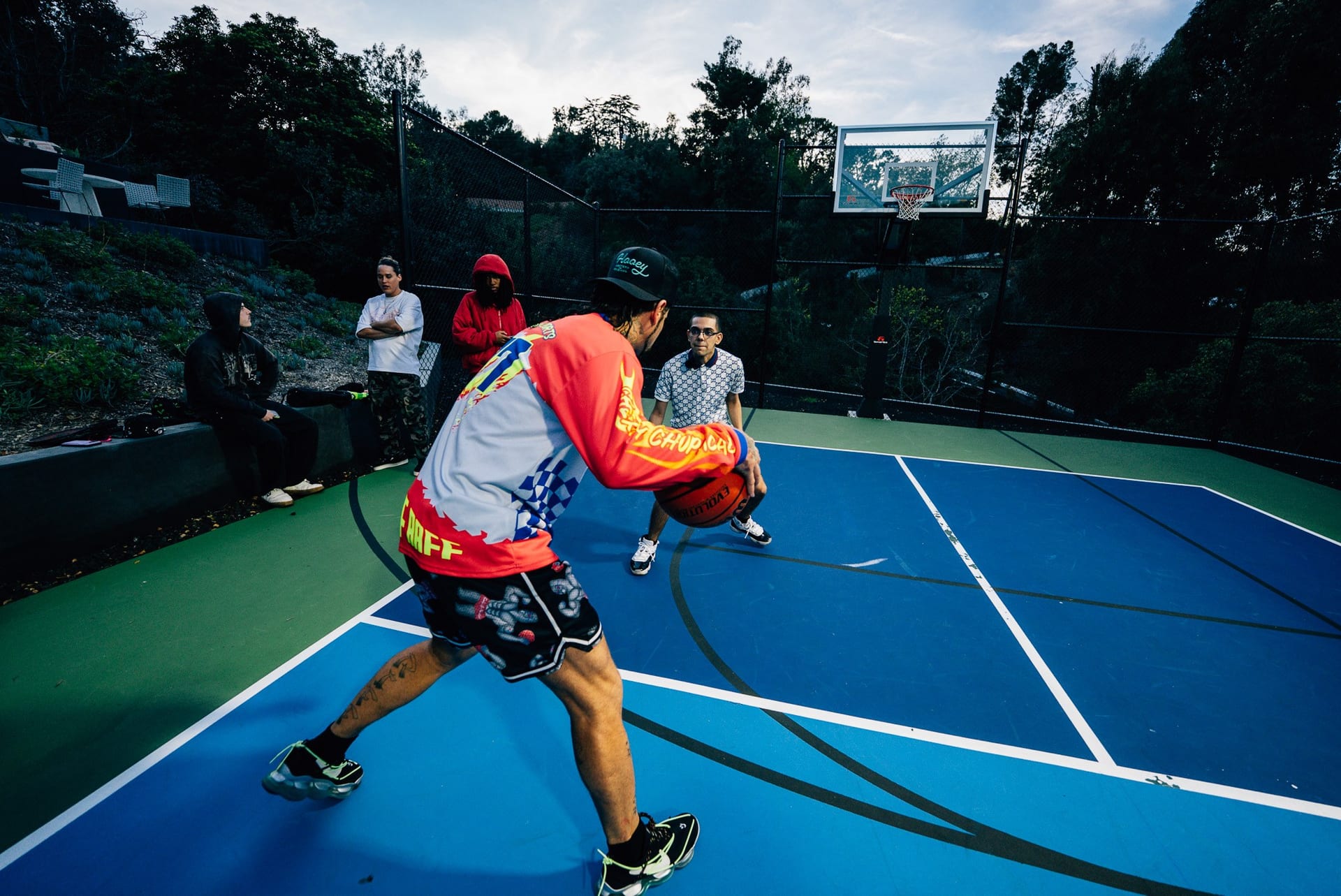 N3on playing basketball against Riff Raff at the Kirgo Casino content mansion